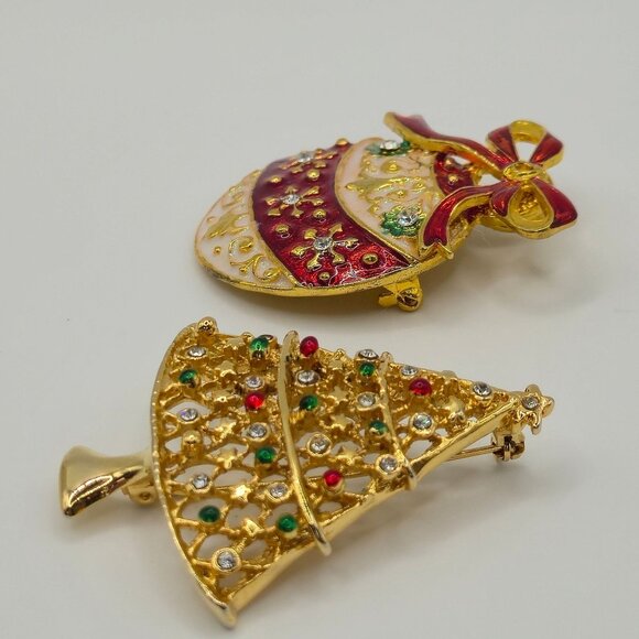 Christmas Brooch 2PC Set Gold Tone Red Enamel Holiday Festive Tree Ornament Snow - Picture 5 of 11